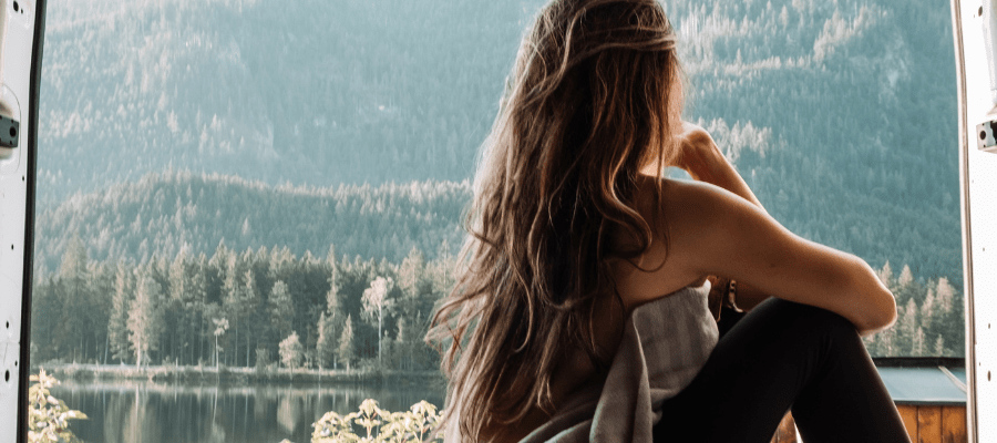 Femme qui réfléchit — reprendre le cap